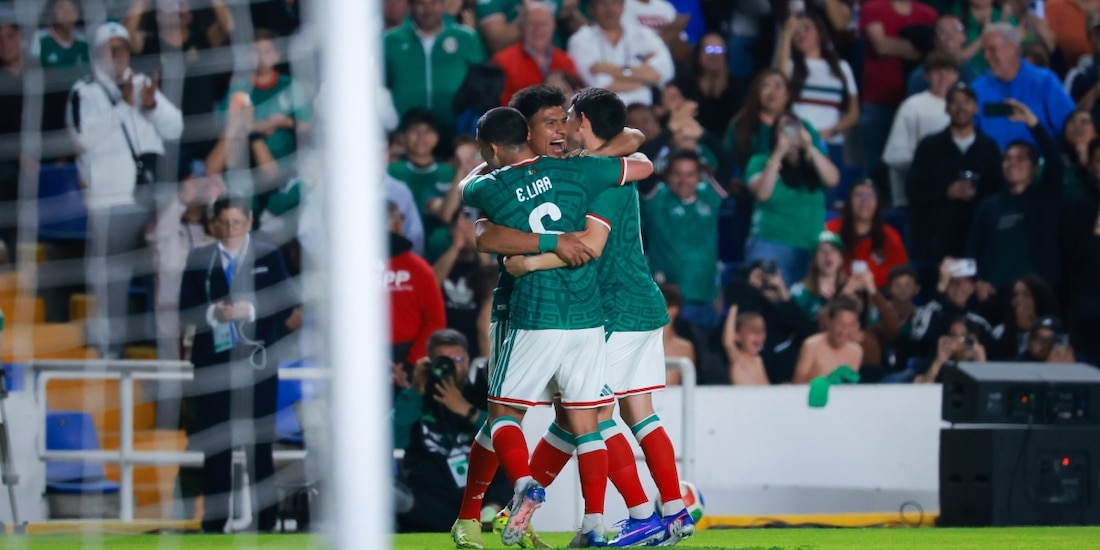 Jugadores de la Selección Mexicanas festejan un gol en su triunfo de 4-0 sobre Islandia en Querétaro.