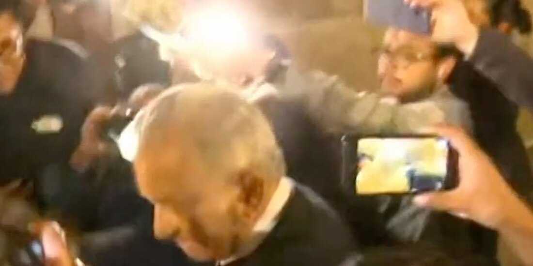 AMLO llega al restaurante "El Mayor" para la entrega del bastón de mando.