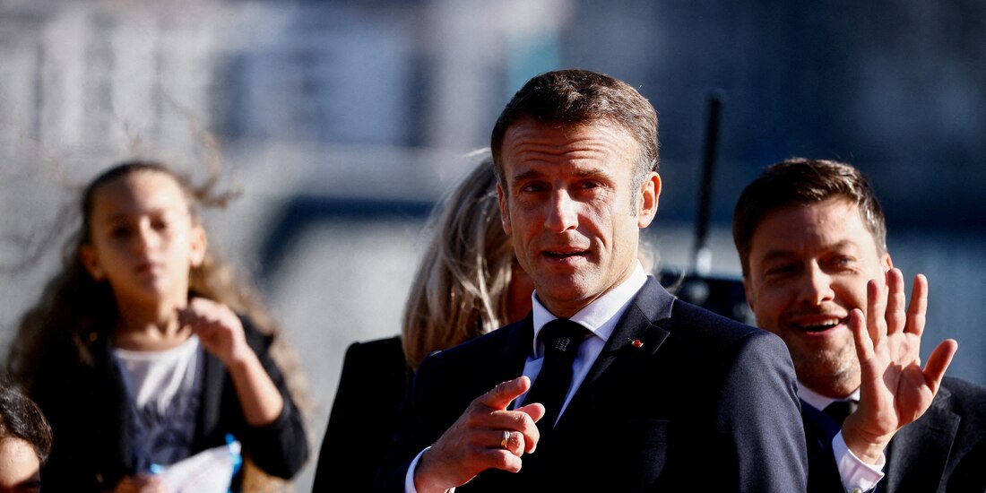 El presidente francés, Emmanuel Macron, espera para dar la bienvenida al Papa Francisco, antes de una reunión en el Palais du Pharo, con motivo de los Encuentros del Mediterráneo (MED 2023), en Marsella, Francia, el 23 de septiembre de 2023.