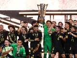 Los futbolistas de la Selección Mexicana celebran con el trofeo de la Copa Oro 2025.
