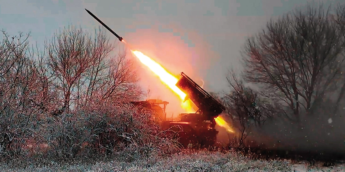 Un lanzacohetes múltiple autopropulsado ruso “Grad” dispara hacia posiciones ucranianas en un lugar no revelado de Ucrania, ayer.