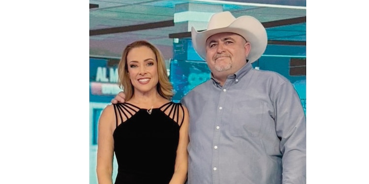 La periodista Bibiana Belsasso, acompañada de Julián LeBarón, activista social, en imagen de archivo.