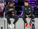 Jalen Hurts y Patrick Mahomes hablan ante la prensa previo al Super Bowl 2023 de la NFL.