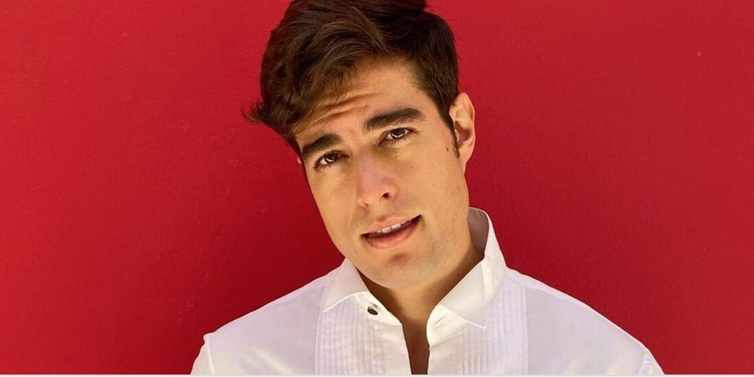 Captan a Danilo Carrera con 3 mujeres diferentes