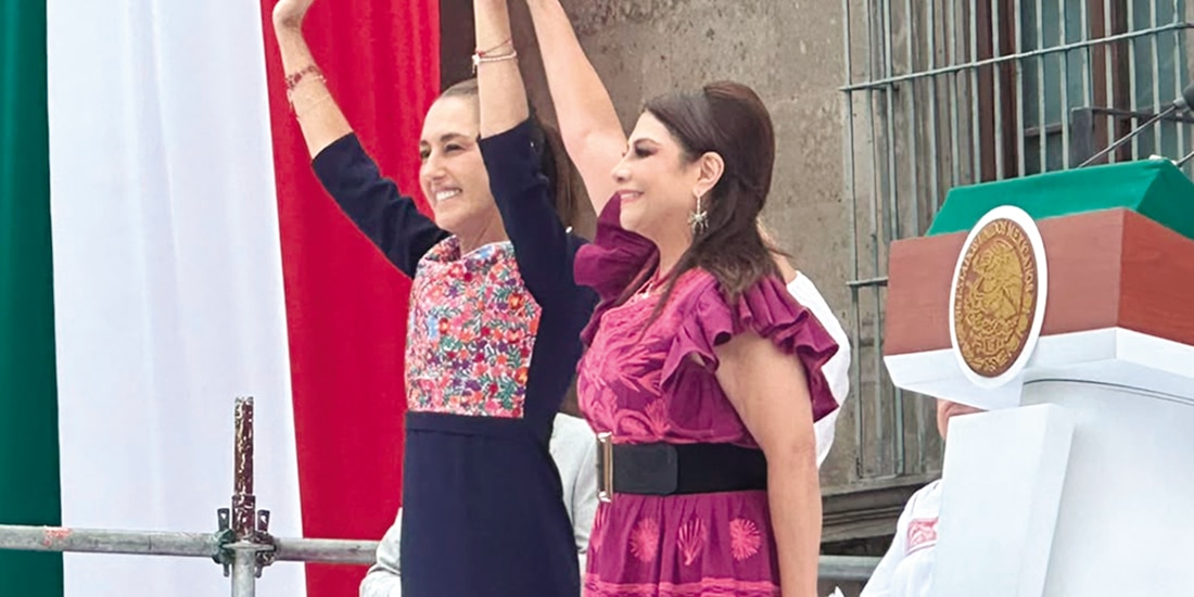 Claudia sheinbaum (izq.) le levanta la mano derecha a Clara Brugada, ayer.