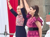 Claudia sheinbaum (izq.) le levanta la mano derecha a Clara Brugada, ayer.