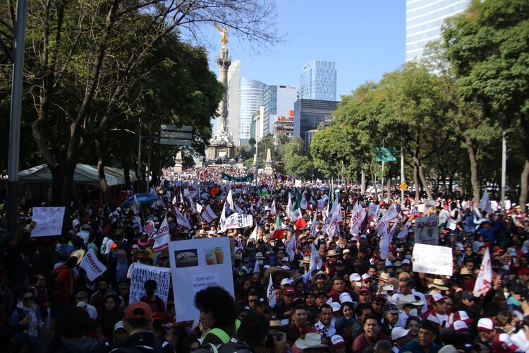 Asistentes desbordan Paseo de la Reforma