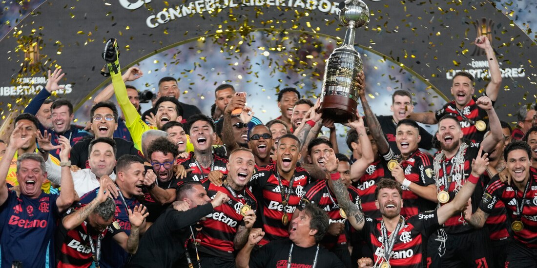 Jugadores del Flamengo festejan con el trofeo de la Copa Libertadores 2025.