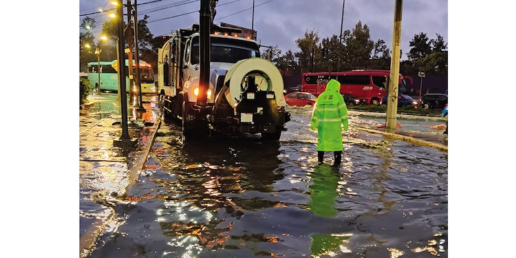 Trabajadores dezasolvan la Avenida Zaragoza.