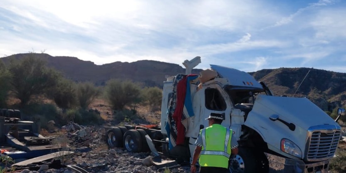Marina ayuda en accidente vehicular en tramo carretero Santa Rosalía–Loreto