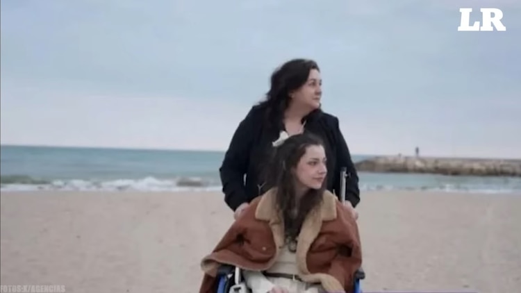 Noelia Castillo, en su silla de ruedas; arriba, su madre, Yolanda Ramos.