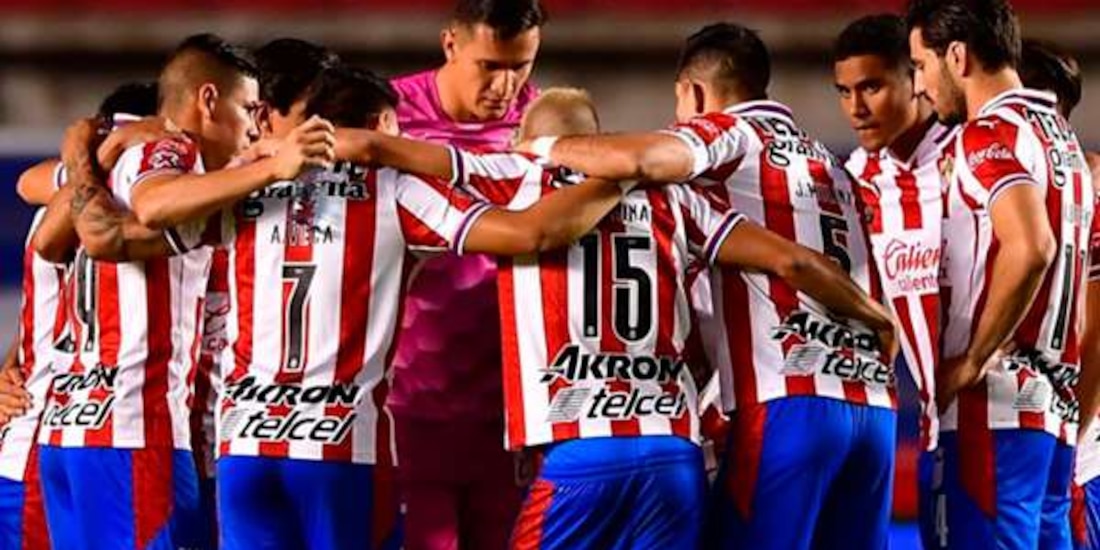 Jugadores de Chivas previo a uno de sus partidos en el Torneo Guard1anes 2021 de la Liga MX.