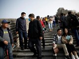 Turistas visitan la Gran Muralla en Beijing, China, el 31 de octubre de 2020.