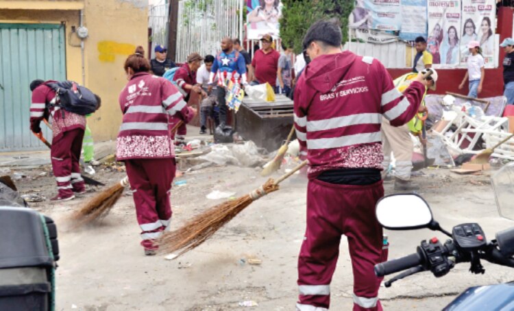 Trabajadores de limpia de la Ciudad de México participan en la remoción de basura en las colonias afectadas por las inundaciones, en Iztapalapa, el 7 de junio.