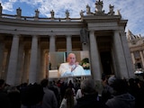 El papa Francisco aparece en una pantalla gigante colocada en la plaza de San Pedro del Vaticano, el domingo 26 de noviembre de 2023 mientras ofrece una bendición a los fieles reunidos en la plaza para la plegaria tradicional del Angelus. El papa Francisco canceló el domingo su aparición semanal en una ventana con vistas a la plaza de San Pedro del Vaticano, al día siguiente de que la Santa Sede dijera que el pontífice sufría un caso leve de gripe. (AP Foto/Alessandra Tarantino)