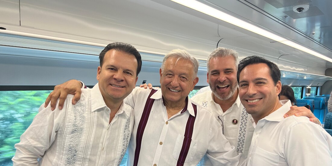 En la extrema izquierda de la imagen el Gobernador de Durango, Esteban Villegas.