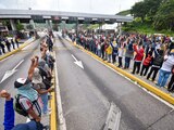 Estudiantes de Ayotzinapa, ayer, en la caseta Palo Blanco de la Autopista del Sol.