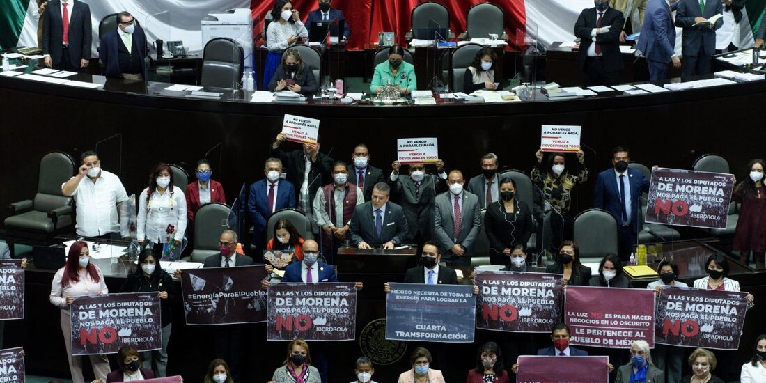 Legisladores de Morena expresaron su apoyo a la reforma con pancartas en tribuna, ayer,