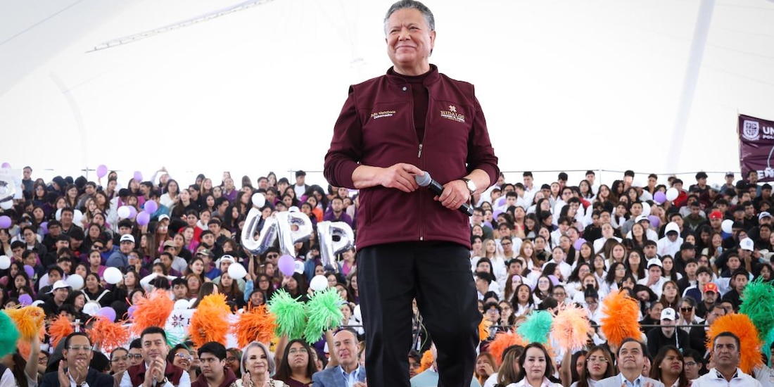 Julio Menchaca entrega Becas para la Transformación a universitarios en Hidalgo.