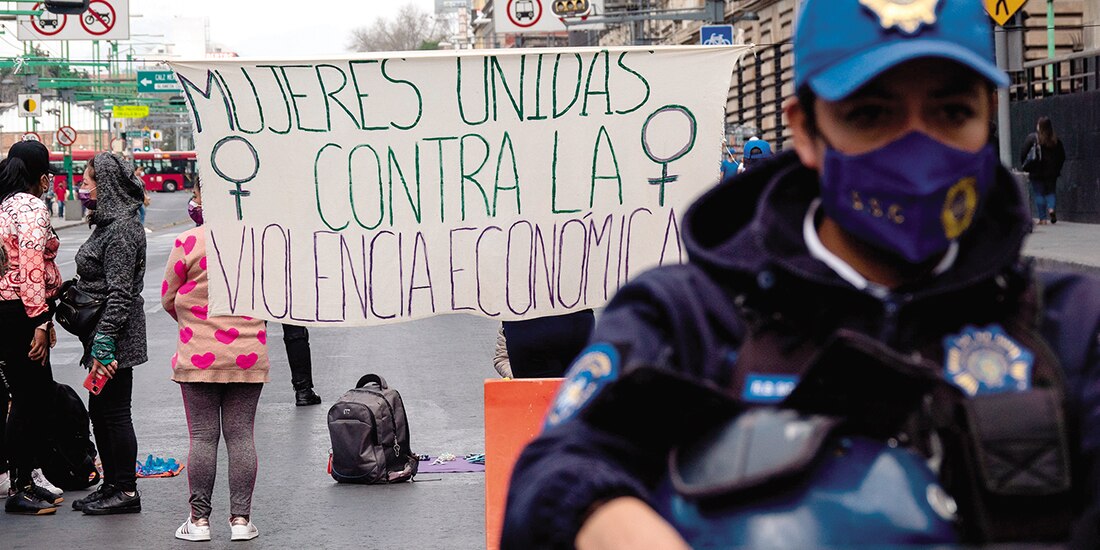 Un grupo de mujeres bloquea Eje Central para protestar por la falta de espacios de venta en calles, en 2022.