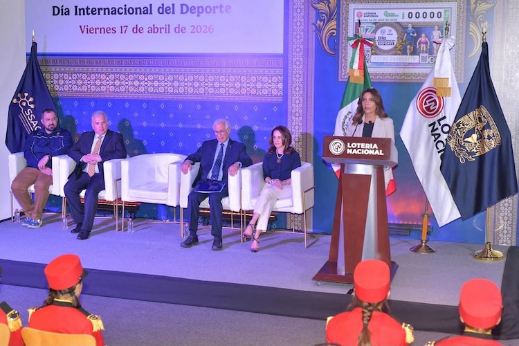 Autoridades de Lotería Nacional y Fundación UNAM develan el billete del Sorteo Superior No. 2881 en Ciudad Universitaria.