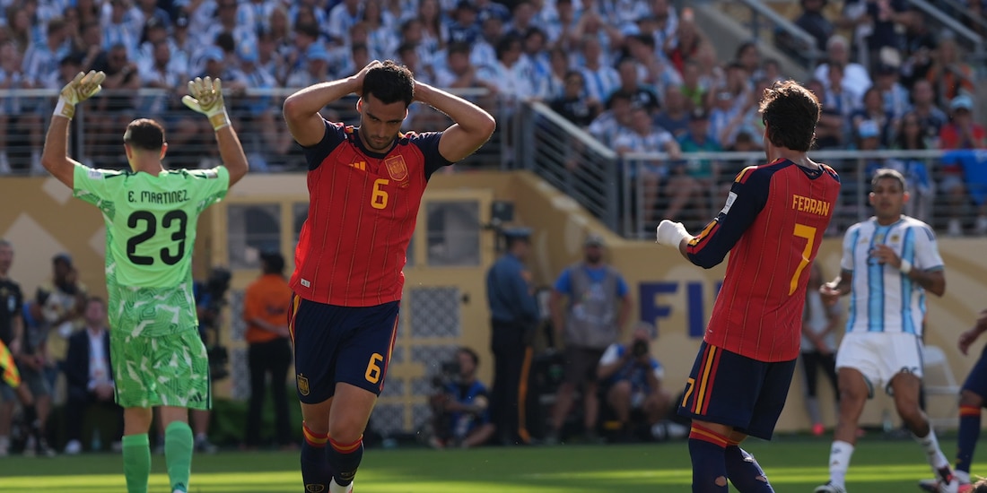 Mikel Merino se lamenta de un error.