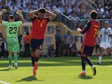 Mikel Merino se lamenta de un error.