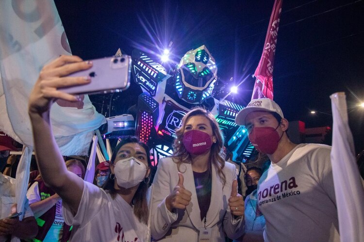 Marina del Pilar Ávila en campaña electoral, en Baja California.