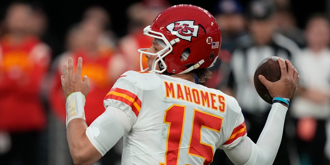 Patrick Mahomes lanza el ovoide durante un juego de los Kansas City Chiefs en la NFL.