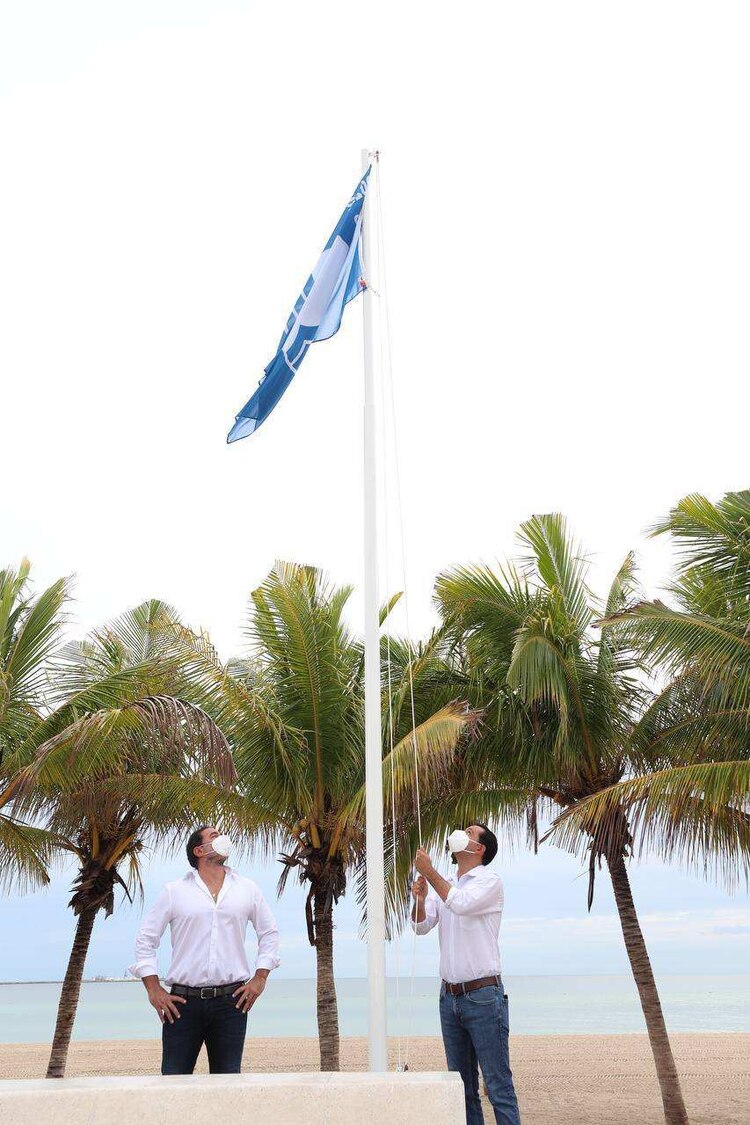 El gobernador de Yucatán, Mauricio Vila Dosal, realizó el izamiento de la bandera “Blue Flag”.