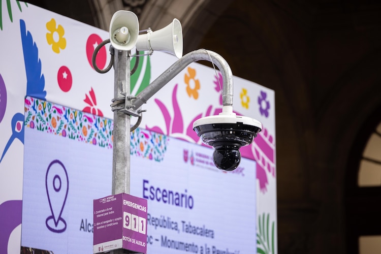 Altavoces en los que sonará la alerta sísmica durante el primer Simulacro Nacional de 2026.