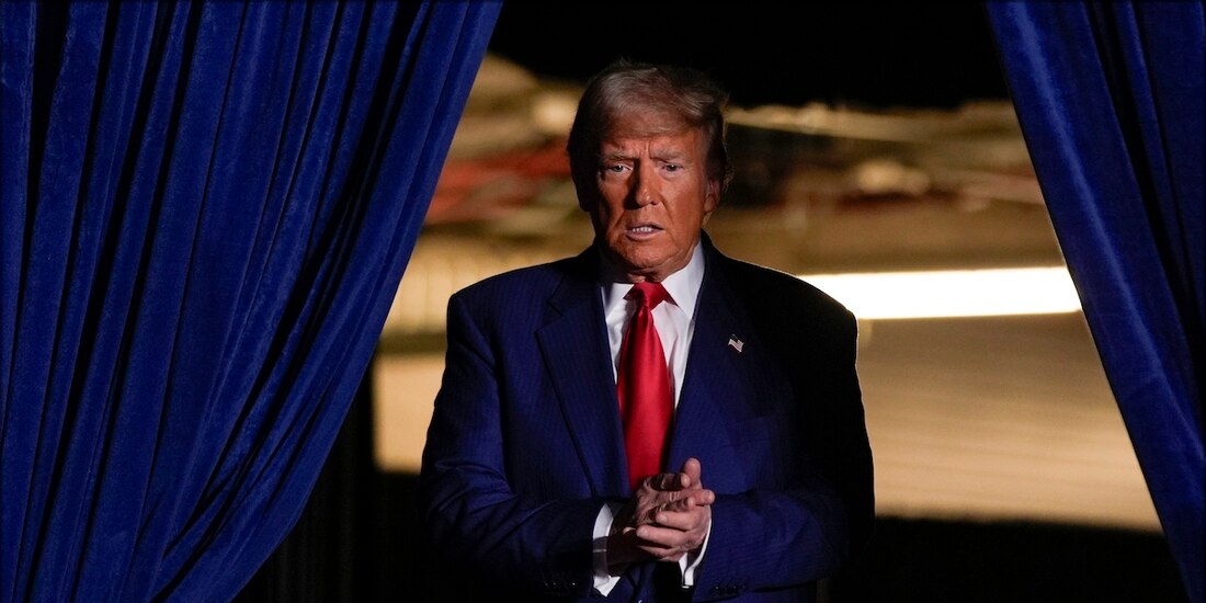 El exmandatario luce pensativo durante un mitin en Arizona, ayer.