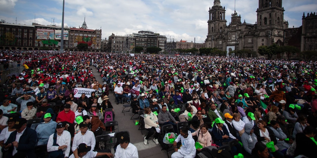 Asistentes al mensaje de la presidenta Claudia Sheinbaum en el Zócalo.