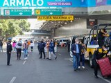 Elementos de la SSC realizaron labores de apoyo a turistas para que pudieran acceder a la terminal 1 del AICM tras el bloqueo realizado por los padres de niños con cáncer.