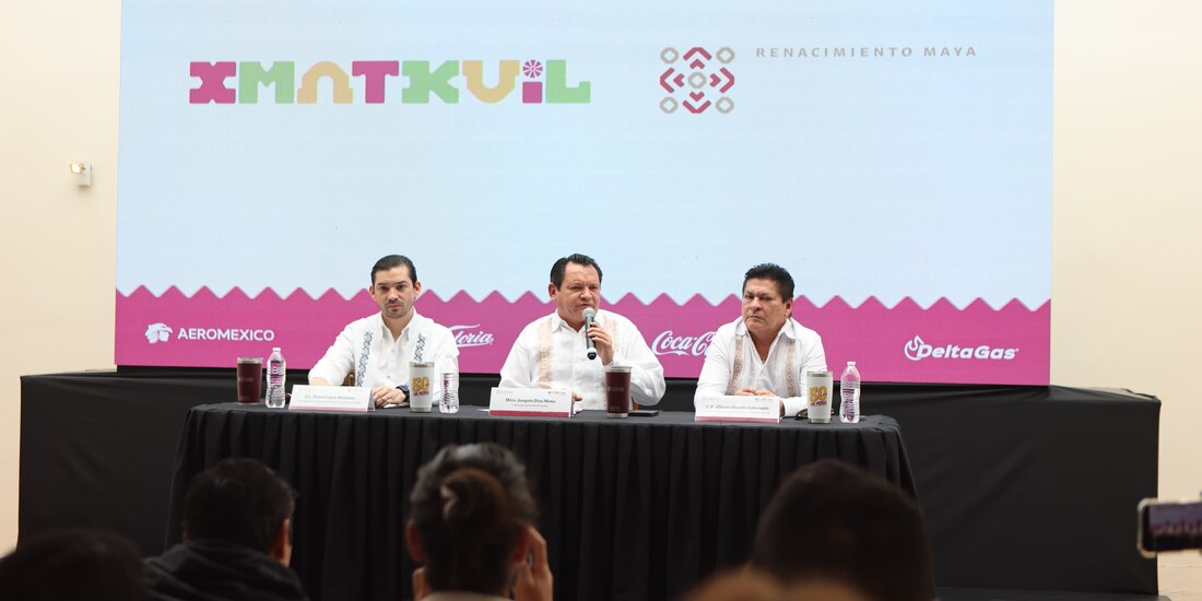 El Gobernador de Yucatán en conferencia.