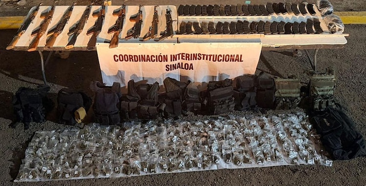 Presentación del armamento, cartuchos, cargadores y droga, tras el aseguramiento en El Rosario, Sinaloa.