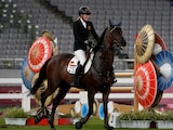 La alemana Annika Schleu llora luego de que su caballo no le hace caso en la final de pentatlón moderno femenil en Tokio 2020.