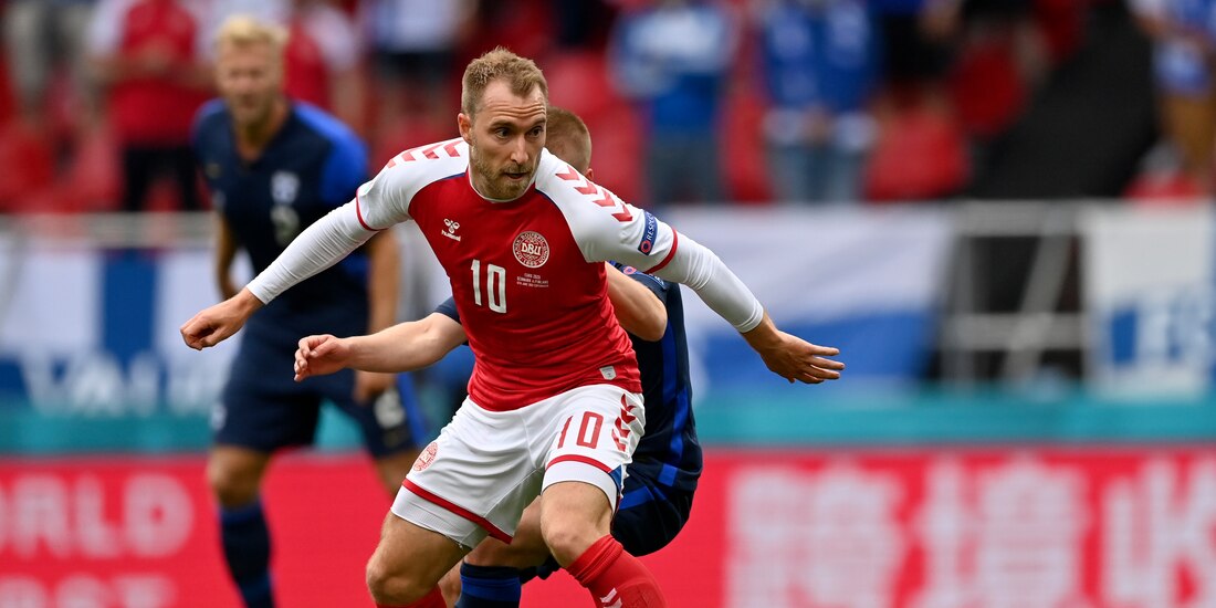 Christian Eriksen conduce el balón durante el partido entre Dinamarca y Finlandia en la Eurocopa 2021.