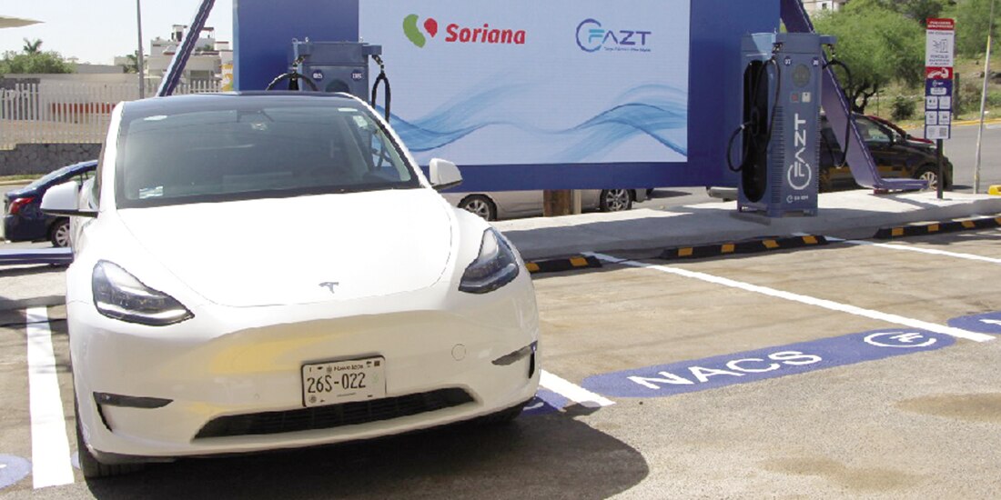 Un auto eléctrico toma carga en una electrolinera, en foto de archivo.