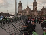 Manifestantes retiraron las vallas metálicas para entrar al plantón.