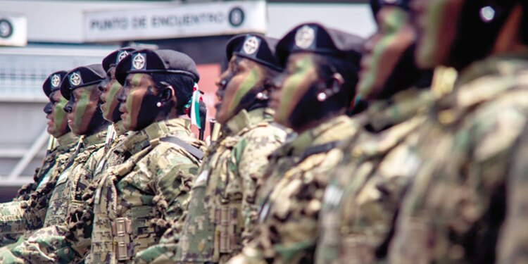 Estudiantes del Sistema Educativo Naval, en su preparación, ayer, para el desfile de Independencia.