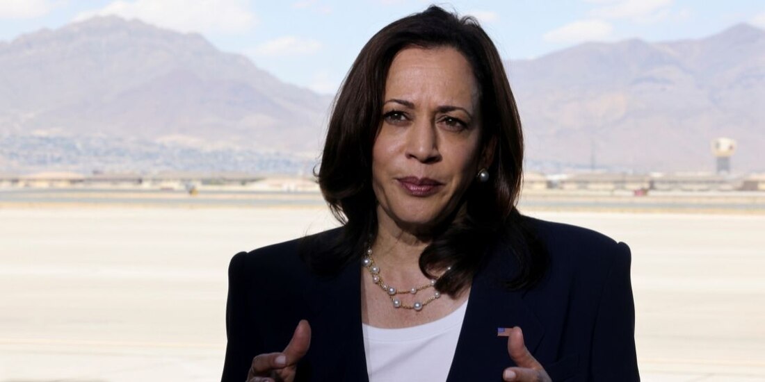 La vicepresidenta de Estados Unidos, Kamala Harris, pronuncia un discurso antes de abordar el Air Force Two en el Aeropuerto Internacional de El Paso en El Paso, Texas, Estados Unidos.