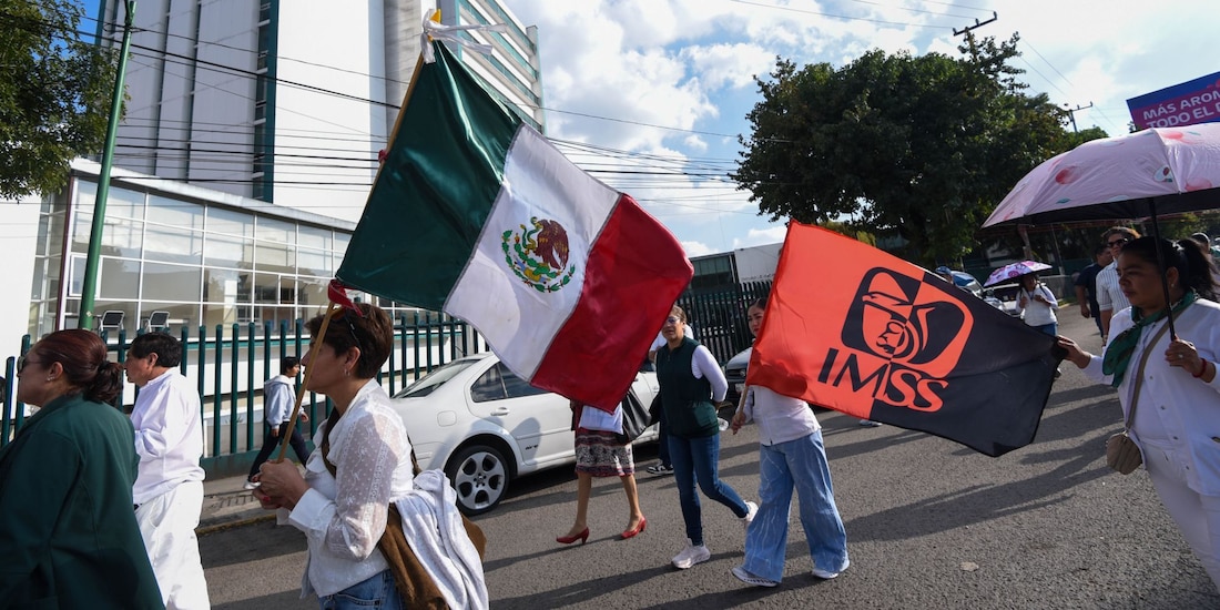 Aspecto de una protesta de trabajadores del IMSS.