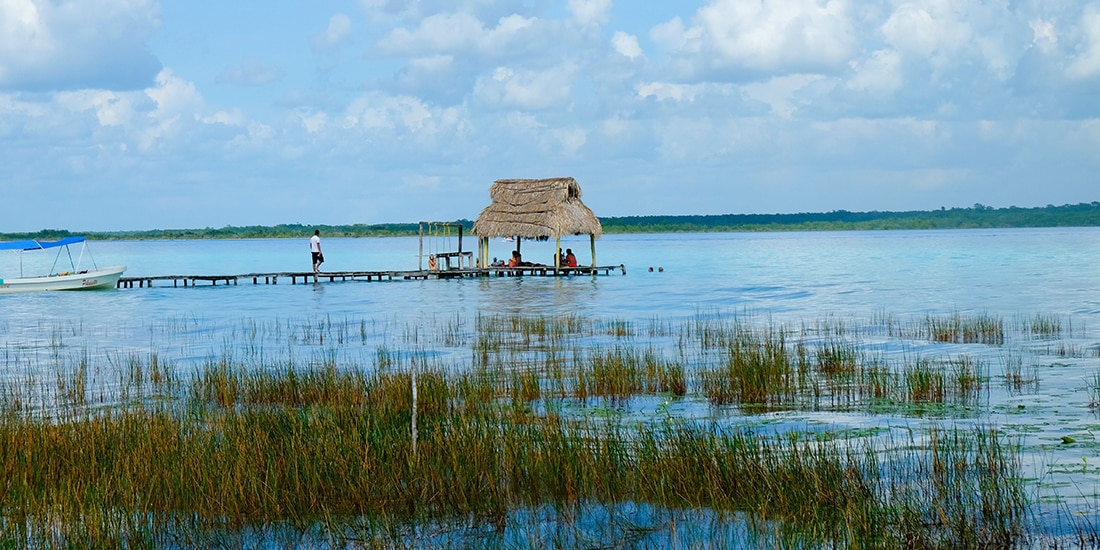 Una vista de la Laguna de los Siete Colores en Bacalar.