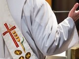 Sacerdote habla durante una misa.