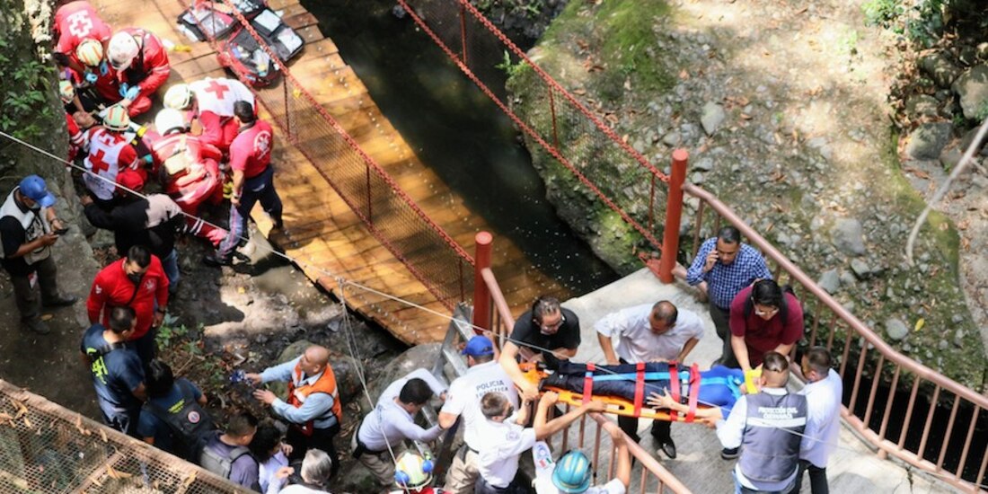 Personal de la Cruz Roja atendió a los heridos del puente, en Cuernavaca, ayer.