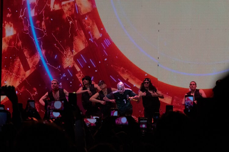 Rauw Alejandro usó una máscara de El Santo.