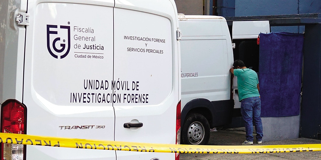 Peritos locales en el domicilio de la familia asesinada, el martes.