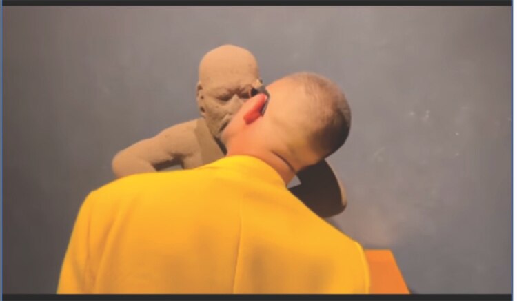 El performer era alertado por sus acompañantes para no ser descubierto por el personal del inmueble. Besó piezas arqueológicas de cinco salas.