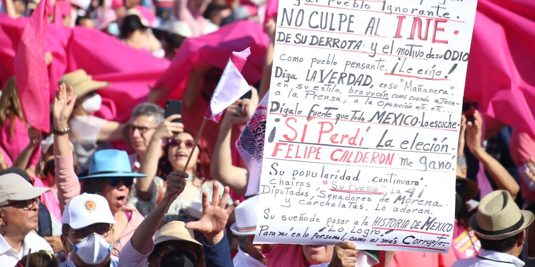 Marcha del INE. Así se ve en fotos la protesta contra el Plan B de la Reforma Electoral en el Zócalo capitalino